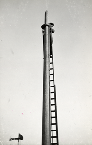 168861 Afbeelding van het aanbrengen van een ijzeren paalmanchet op een bovenleidingsmast ten behoeve van de ...